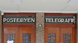 848342 Afbeelding van de teksten 'POSTERYEN' en 'TELEGRAFIE' boven de voordeuren in de entree van Bibliotheek Neude ...